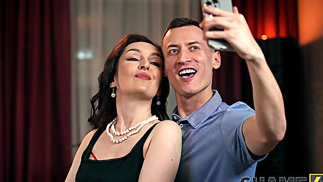 Di Devi, Charlie Dean